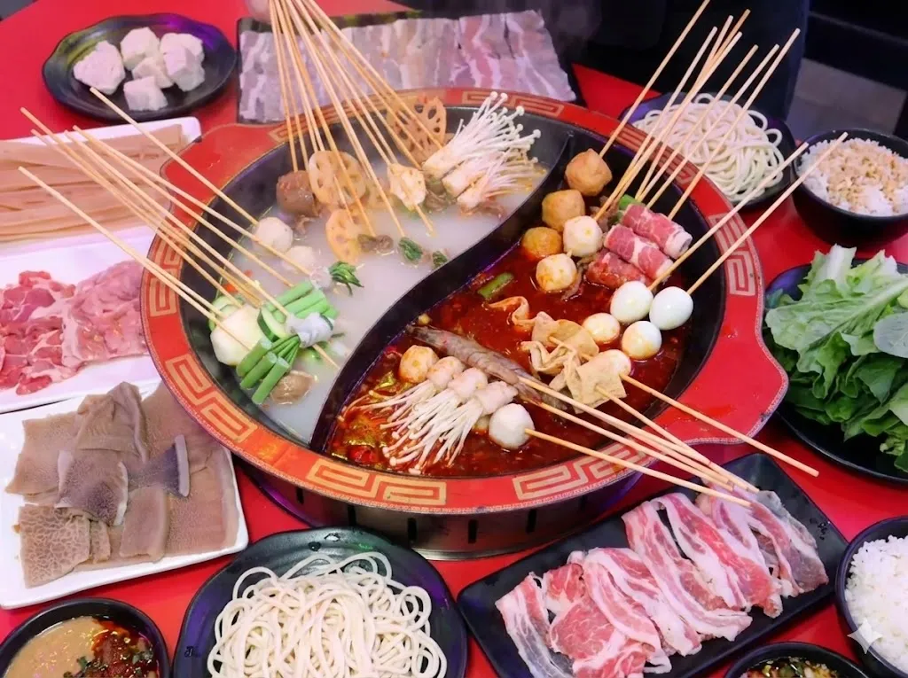 Evening: Hotpot Feast or Snacks at Jinli (火锅 / 锦里小吃)
