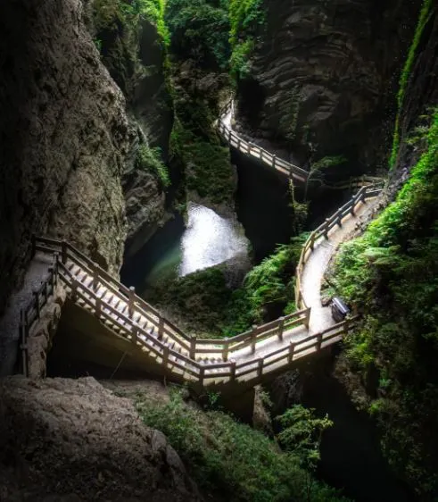 Longshuixia Fissure (地缝)