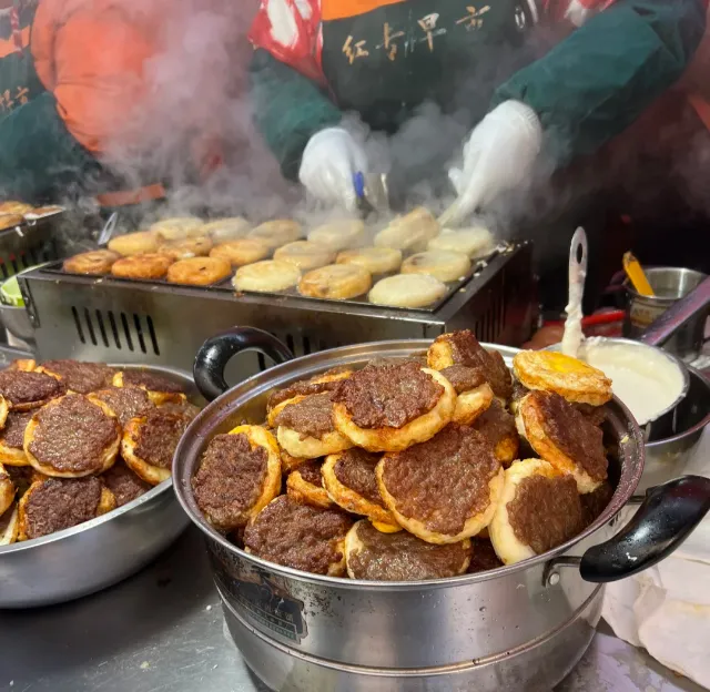 1. Red Brick Street Morning Market (Hongzhuan Jie)