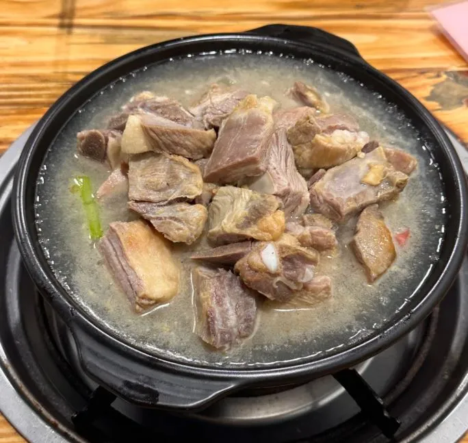 臘排骨火鍋 (塩漬けスペアリブ鍋)