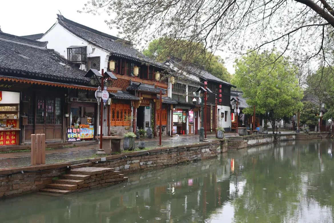 Zhujiajiao Water Town (朱家角古镇)