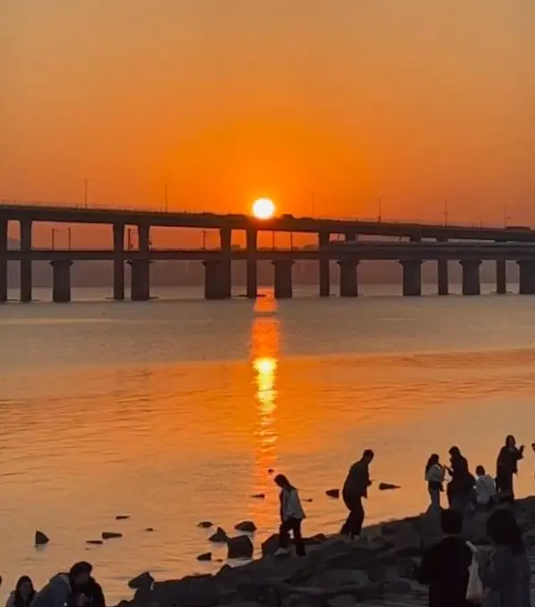 Ten Mile Long Dike (十里长堤)